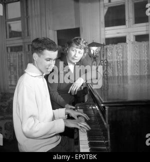 Ein junger Mann spielt une einem Flügel, Hambourg 1956. Un jeune homme jouant un grand piano. Banque D'Images