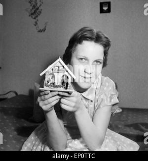 Eine junge Frau mit einem Wetterhäuschen, Hambourg 1956. Une jeune femme avec une météo chambre. Banque D'Images