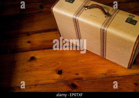 Un monogrammé vintage suitcase est assis sur un vieux plancher de bois. Banque D'Images