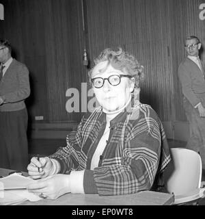 Deutsche Schauspielerin Gustl Busch bei der NDR Hörspielproduktion 'Der arme Vetter, Paris 1956. L'actrice allemande Bus Gustl Banque D'Images