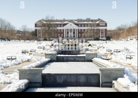 L'avant de la bibliothèque McKeldin après une tempête dans la région de College Park, Maryland Banque D'Images