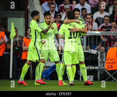 Munich, Allemagne. 12 mai, 2015. Les joueurs de Barcelone célébrer une note au cours de l'UEFA Champions League semi-final deuxième match de jambe entre Barcelone et Bayern Munich, à Munich, Allemagne, le 12 mai 2015. Le Bayern Munich a remporté le match 3-2, mais Barcelone est qualifié pour la finale avec un score total 5-3. Crédit : Philippe Ruiz/Xinhua/Alamy Live News Banque D'Images