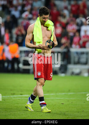 Munich, Allemagne. 12 mai, 2015. Le Bayern de Munich, Robert Lewandowski réagit après l'UEFA Champions League semi-final deuxième match de jambe entre Barcelone et Bayern Munich, à Munich, Allemagne, le 12 mai 2015. Le Bayern Munich a remporté le match 3-2, mais Barcelone est qualifié pour la finale avec un score total 5-3. Crédit : Philippe Ruiz/Xinhua/Alamy Live News Banque D'Images