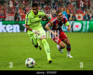 Munich, Allemagne. 12 mai, 2015. Barcelone, Neymar (L) brise au cours de l'UEFA Champions League semi-final deuxième match de jambe entre Barcelone et Bayern Munich, à Munich, Allemagne, le 12 mai 2015. Le Bayern Munich a remporté le match 3-2, mais Barcelone est qualifié pour la finale avec un score total 5-3. Crédit : Philippe Ruiz/Xinhua/Alamy Live News Banque D'Images