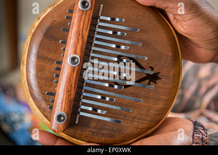 Close-up of African American mains tenant un instrument de musique lamellophone Banque D'Images