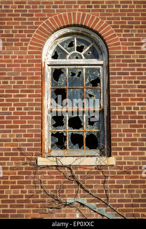 Volets de fenêtre cassée sur le vieux bâtiment en brique Glen Dale, Maryland Banque D'Images