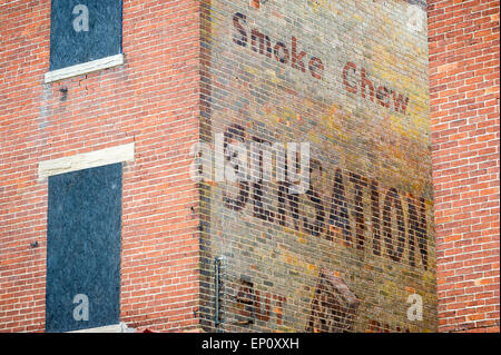 Ancienne publicité de cigarettes peintes sur le côté d'un bâtiment en brique à Cambridge, Maryland Banque D'Images