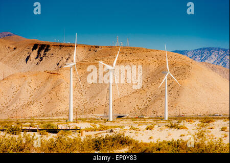 Trois grandes éoliennes près de Palm Springs, Californie Banque D'Images