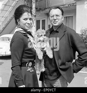 Il Theaterschauspieler Quadflieg mit Deutscher senneur Frau und Margarete Jacobs Pudel, Deutschland Ende 1960 er Jahre. Germa Banque D'Images