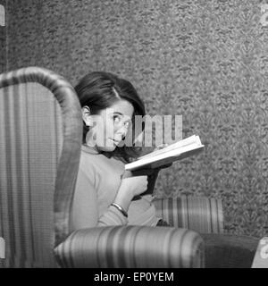 Wencke Myhre Norwegische image Schlagersängerin Wohnzimmersessel hinter sich einem Buch, 1960er Jahre. Schl norvégien Banque D'Images