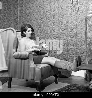 Norwegische Schlagersängerin Wohnzimmersessel Wencke Myhre sitzt im mit einem Buch, 1960er Jahre. Schlager norvégien singer Banque D'Images