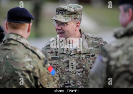 (150512) -- TAPA (Estonie), le 12 mai 2015 (Xinhua) -- le commandant de l'armée américaine en Europe Le Lieutenant-général Frederick Ben Hodges inspecte le stade final de l'exercice militaire "malade" en Tapa, l'Estonie, le 12 mai 2015. Les neuf jours les exercices militaires "malade" (estonien pour 'hedgehog'), qui comprenait 13 000 soldats et membres de l'OTAN basé en Estonie, ont conclu mardi. (Xinhua/Sergei Stepanov) Banque D'Images