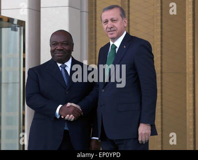 Ankara, Turquie. 12 mai, 2015. Le Président turc, Recep Tayyip Erdogan (R), serre la main avec la visite du Président gabonais Ali Bongo Ondimba (L)à Ankara, Turquie, 12 mai 2015. © Mustafa Kaya/Xinhua/Alamy Live News Banque D'Images