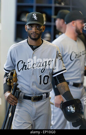 Milwaukee, WI, USA. Le 11 mai, 2015. L'arrêt-court des Chicago White Sox Alexei Ramirez # 10 avant le match de la Ligue Majeure de Baseball entre les Milwaukee Brewers et les White Sox de Chicago au Miller Park de Milwaukee, WI. Défait les brasseurs Sox 10-7. John Fisher/CSM/Alamy Live News Banque D'Images