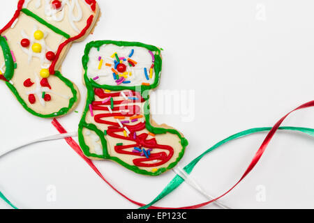 Accueil fabriqués et décorés de cookies de Noël avec des rubans colorés sur fond blanc Banque D'Images