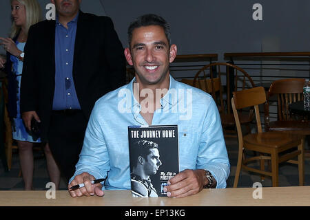 New York, USA. 12 mai, 2015. Ancien Nouvelle York Yankee catcher signes Jorge Posada des copies de son livre, 'Le voyage Accueil : ma vie à fines rayures' au Réservez Revue le 12 mai 2015 à Huntington, New York. Credit : Debby Wong/Alamy Live News Banque D'Images