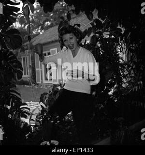Deutsche Schauspielerin Gisela Lelim Michel im Garten, Deutschland 1950er Jahre. L'actrice allemande Gisela Lelim Michel dans le jardin, Ger Banque D'Images