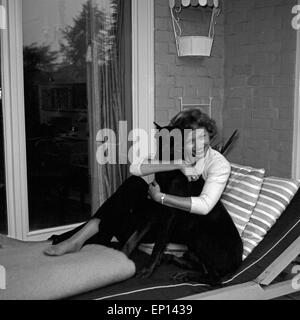 Deutsche Schauspielerin Gisela Lelim Michel mit ihren Dobermann, Deutschland 1950er Jahre. L'actrice allemande Gisela Lelim Michel avec son Banque D'Images