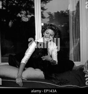 Deutsche Schauspielerin Gisela Lelim Michel mit ihren Dobermann, Deutschland 1950er Jahre. L'actrice allemande Gisela Lelim Michel avec son Banque D'Images