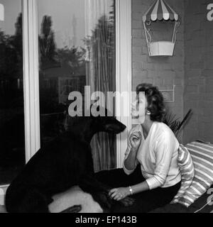 Deutsche Schauspielerin Gisela Lelim Michel mit ihren Dobermann, Deutschland 1950er Jahre. L'actrice allemande Gisela Lelim Michel avec son Banque D'Images