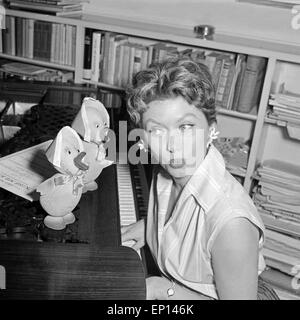 Deutsche Schauspielerin Gisela Lelim Michel mit zwei Puppen Osterküken, Deutschland 1950er Jahre. L'actrice allemande Gisela Lelim Michel w Banque D'Images