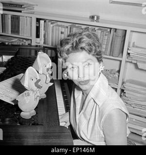 Deutsche Schauspielerin Gisela Lelim Michel mit zwei Puppen Osterküken, Deutschland 1950er Jahre. L'actrice allemande Gisela Lelim Michel w Banque D'Images