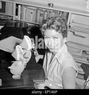 Deutsche Schauspielerin Gisela Lelim Michel mit zwei Puppen Osterküken, Deutschland 1950er Jahre. L'actrice allemande Gisela Lelim Michel w Banque D'Images
