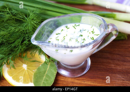 Sauce crémeuse aux herbes sur une table close-up Banque D'Images