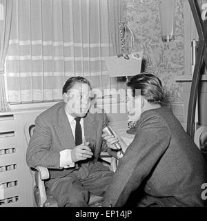 Deutscher violoniste Helmut Zacharias beim Interview mit einem Reporter, Deutschland 1950er Jahre. Violoniste allemand Helmut Zac Banque D'Images