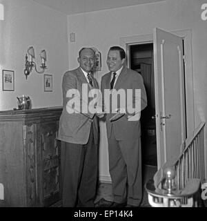 Deutscher violoniste Helmut Zacharias mit einem Freund, Deutschland 1950er Jahre. Violoniste allemand Helmut Zacharias avec un ven Banque D'Images