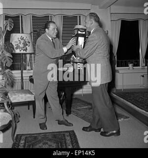 Deutscher violoniste Helmut Zacharias mit einem Freund am Klavier im Wohnzimmer, Deutschland 1950er Jahre. Violoniste allemand il Banque D'Images