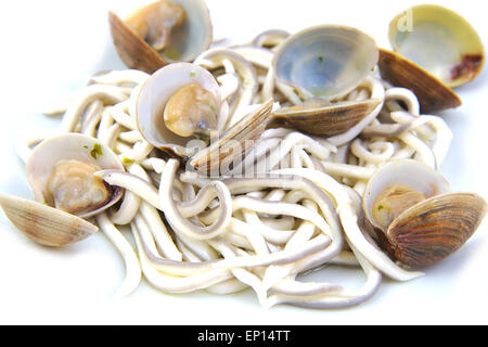 Les anguilles, bébé gulas ou substituer des civelles aux palourdes en sauce à l'ail. Tapa traditionnel espagnol. Banque D'Images