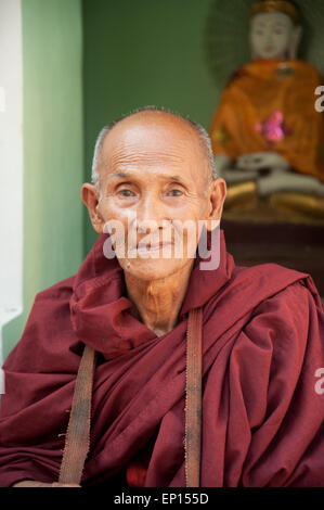 Un vieux moine bouddhiste déclinée pour l'appareil photo à la pagode Shwedagon à Yangon Myanmar Banque D'Images