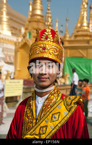 Portrait d'un homme en costume traditionnel birman en face de flèches d'or de la pagode Shwedagon à Yangon Myanmar Banque D'Images