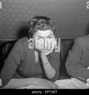 Eine junge Frau sitzt am Tisch, Deutschland 1950er Jahre. Une jeune femme assise sur une table, l'Allemagne des années 1950. Banque D'Images