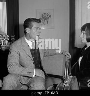 Der amerikanische Acteurs et Actrices George Nader im Gespräch, Deutschland 1960 er Jahre. L'acteur américain George Nader dans une interview un Banque D'Images