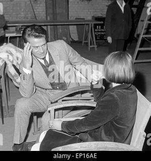 Der amerikanische Acteurs et Actrices George Nader im Gespräch, Deutschland 1960 er Jahre. L'acteur américain George Nader dans une interview un Banque D'Images