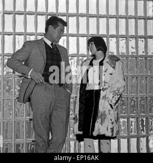 Der amerikanische Acteurs et Actrices George Nader im Gespräch, Deutschland 1960 er Jahre. L'acteur américain George Nader dans une interview un Banque D'Images