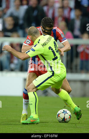 Munich, Allemagne. 12 mai, 2015. Le Bayern de Munich, Robert Lewandowski (retour) et Barcelone, Javier Mascherano en action pendant la demi-finale de la Ligue des Champions match de football FC Bayern Munich vs FC Barcelone à Munich, Allemagne, 12 mai 2015. Photo : Sven Hoppe/dpa/Alamy Live News Banque D'Images