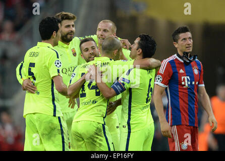 Munich, Allemagne. 12 mai, 2015. Le Bayern de Munich, Robert Lewandowski (R) marche dernières Barcelona's cheering joueurs après la demi-finale de la Ligue des Champions match de football FC Bayern Munich vs FC Barcelone à Munich, Allemagne, 12 mai 2015. Photo : Sven Hoppe/dpa/Alamy Live News Banque D'Images