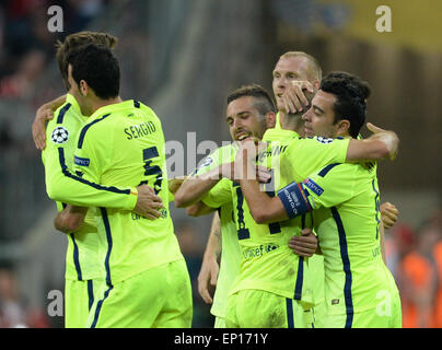 Munich, Allemagne. 12 mai, 2015. Acclamations de Barcelone joueurs après la demi-finale de la Ligue des Champions match de football FC Bayern Munich vs FC Barcelone à Munich, Allemagne, 12 mai 2015. Photo : Sven Hoppe/dpa/Alamy Live News Banque D'Images