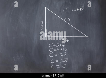 Triangle rectangle avec la formule de Pythagore et calculs sur un tableau noir Banque D'Images