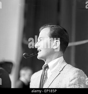 Der amerikanische Sänger Pat Boone zu Gast bei Modérateur Chris Howland dans dessen Musiksendung 'Musik aus Studio B', Deutschland Banque D'Images