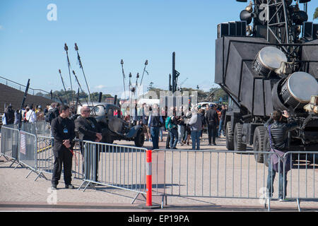 Sydney, Australie. 13 mai 2015. Mad Max Fury Road de George Miller est venu à Sydney fermer des parties du centre pour filmer un événement promotionnel et déposer leurs véhicules monstre à Circular Quay pour une exposition publique. Crédit : martin Berry/Alamy Live News Banque D'Images