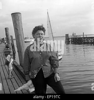 Deutsche Schauspielerin Rausch dans karierten Lotte mit einem une blouse, Anlegesteg Deutschland 1950er Jahre. L'actrice allemande Banque D'Images