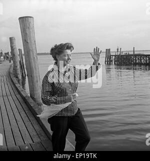 Deutsche Schauspielerin Rausch dans karierten Lotte mit einem une blouse, Anlegesteg Deutschland 1950er Jahre. L'actrice allemande Banque D'Images