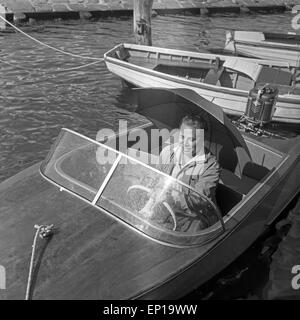 Deutscher violoniste Helmut Zacharias unterwegs in einem Motorboot, Deutschland 1950er Jahre. Violoniste allemand Helmut Zacharia Banque D'Images