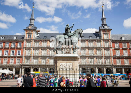 Les touristes sur la Plaza Mayor avec la Casa de la Panadería et statue du roi Philippe III, Madrid, Espagne Banque D'Images