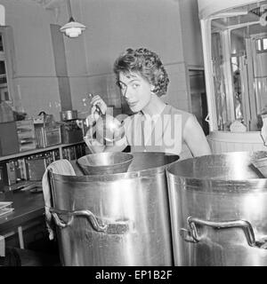 Margot Eskens Deutsche Schlagersängerin in der Großküche der Lufthansa auf dem Flughafen Hamburg, Deutschland 1950er Jahre. Banque D'Images