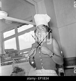 Margot Eskens Deutsche Schlagersängerin in der Großküche der Lufthansa auf dem Flughafen Hamburg, Deutschland 1950er Jahre. Banque D'Images